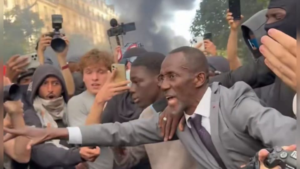 Mayor stands between police and protesters